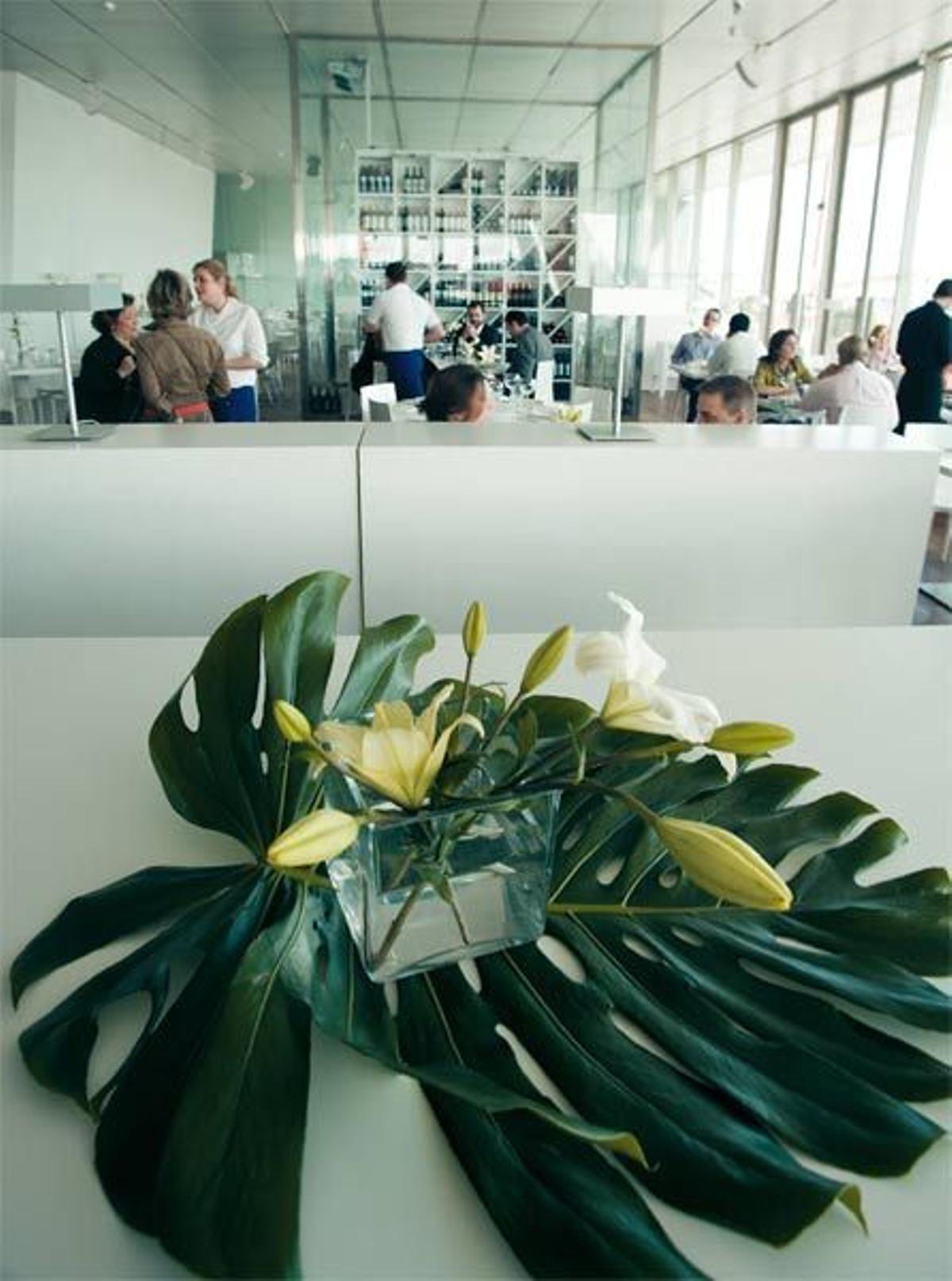 La terraza del
restaurante Bianco,
que corona el edificio
&quot;Veles e Vents&quot;, el nuevo
símbolo de