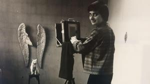 Agnès Varda en su estudio de fotografía en 1955.