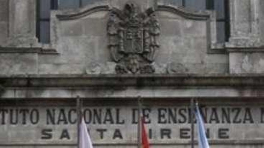 Escudo franquista del centro educativo. // FdV