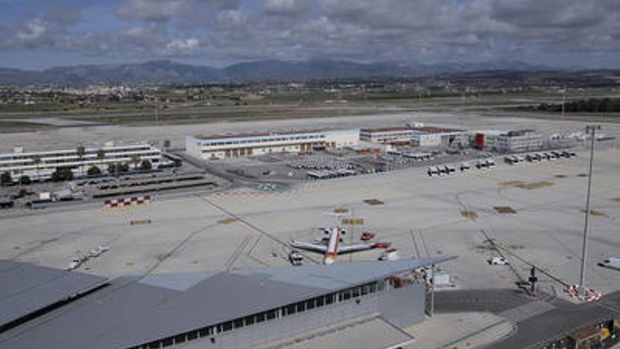 Vista del aeropuerto desde lo alto de la torre de control.