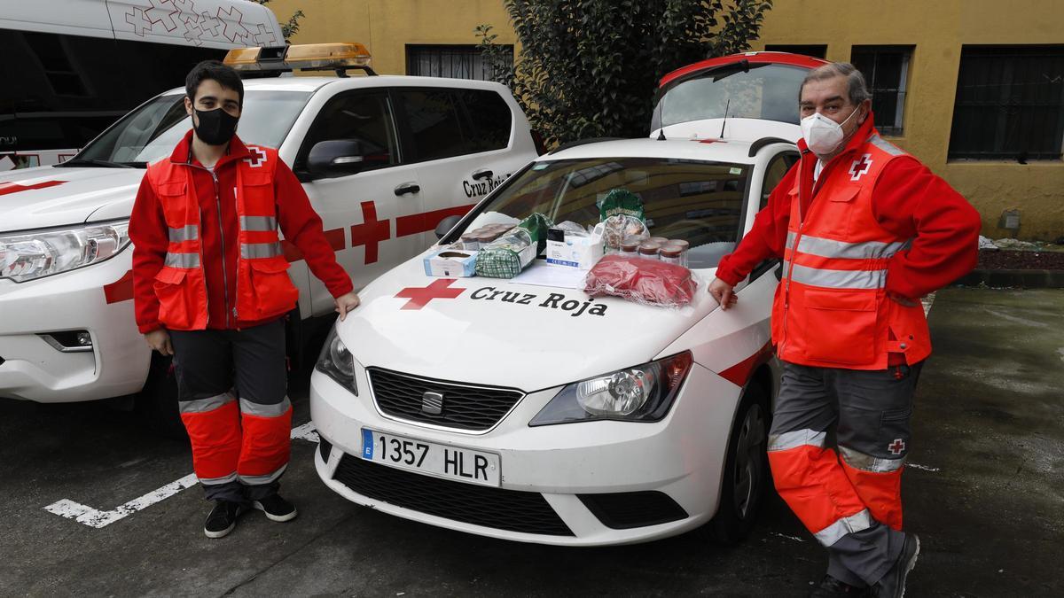 Dos voluntarios del proyecto "Ola de frío" de Cruz Roja