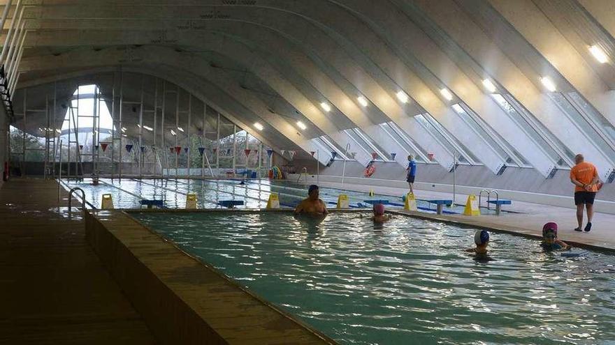 Varios usuarios, disfrutando de las instalaciones de la piscina municipal, &quot;A Balea&quot;. // Gonzalo Núñez