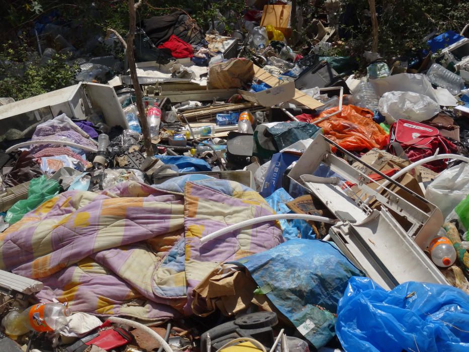 Sacan una montaña de basura del torrente de sa Riera