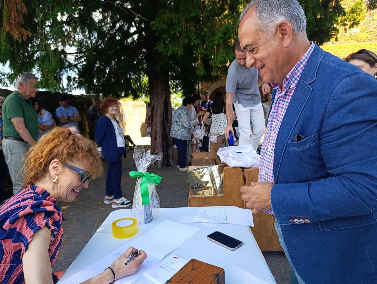 Tiñana, en Siero, recauda 601 euros en su subasta de San Antonio