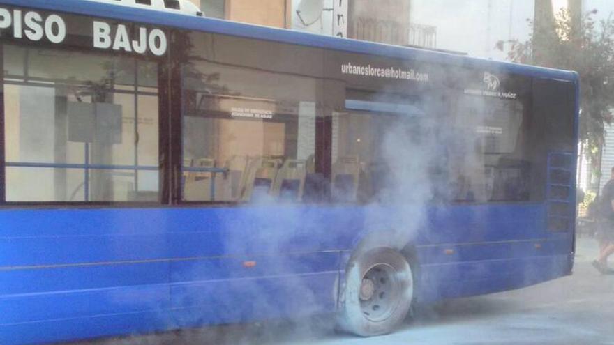 Un cortocircuito en el aire acondicionado obliga a desalojar un autobús urbano