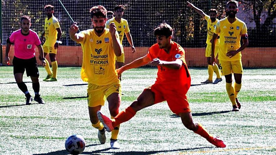 Dos jugadores pugnan por un balón dividido.