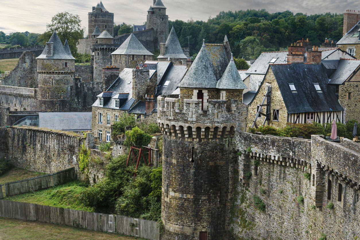 Vista de la muralla medieval y el castillo de la ciudad francesa de Fougeres.