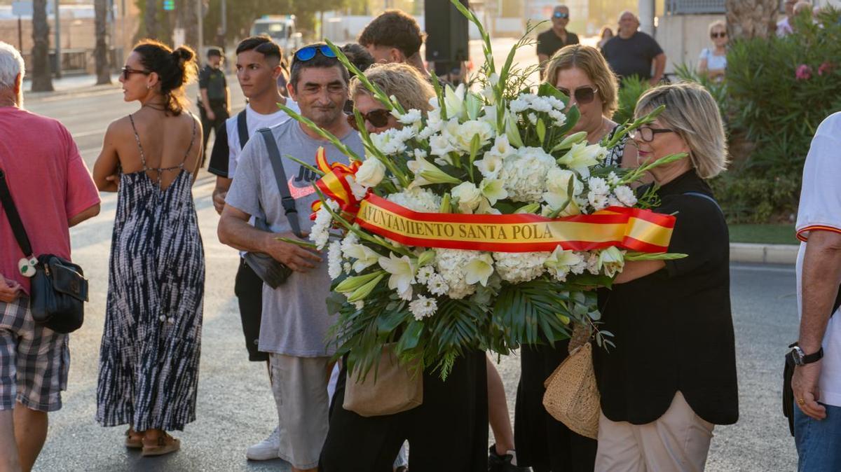 Santa Pola clama contra el terrorismo en el 24 aniversario del atentado contra la casa cuartel