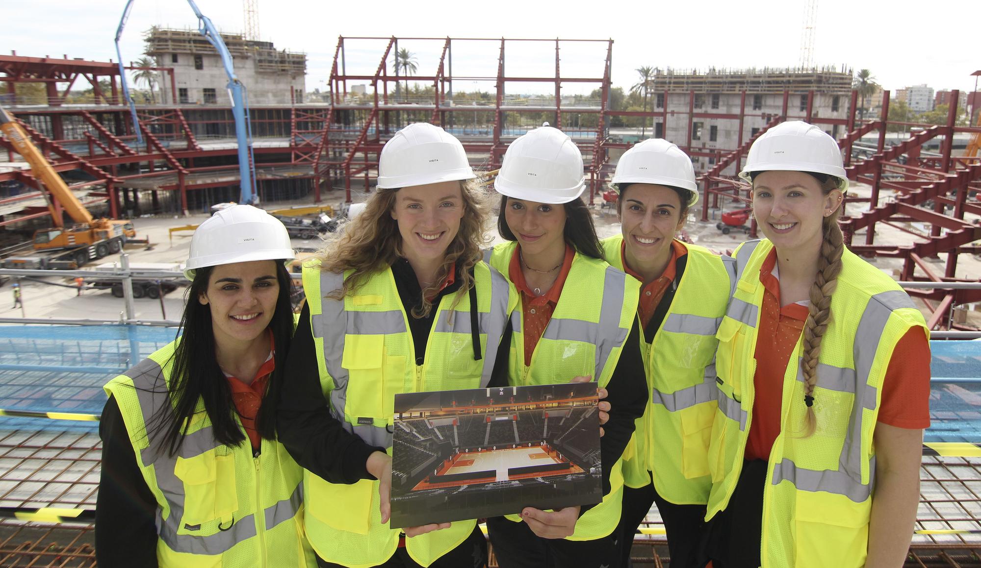 El primer equipo femenino del Valencia Basket visita el Roig Arena