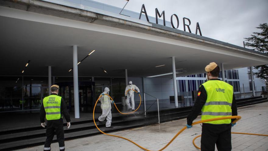 La UME desinfecta el Hospital Provincial de Zamora en una imagen de la semana pasada.