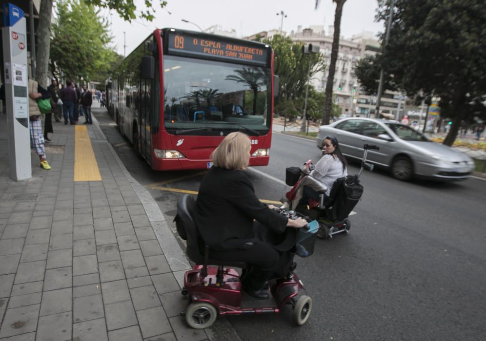 Las mujeres, que tienen problemas de movilidad, se han puesto frente al autobús durante casi una hora en la parada de Óscar Esplá