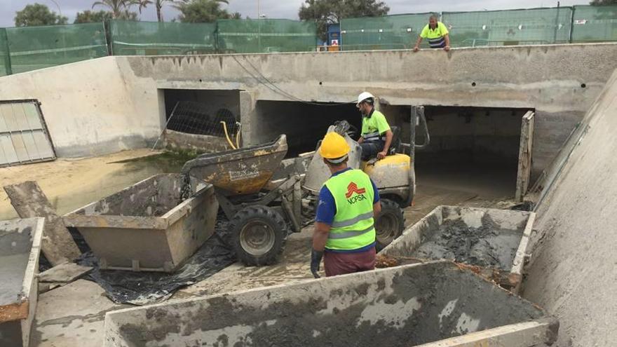 Operarios de la empresa contratada por Emaya en el acceso al colector de agua pluvial.