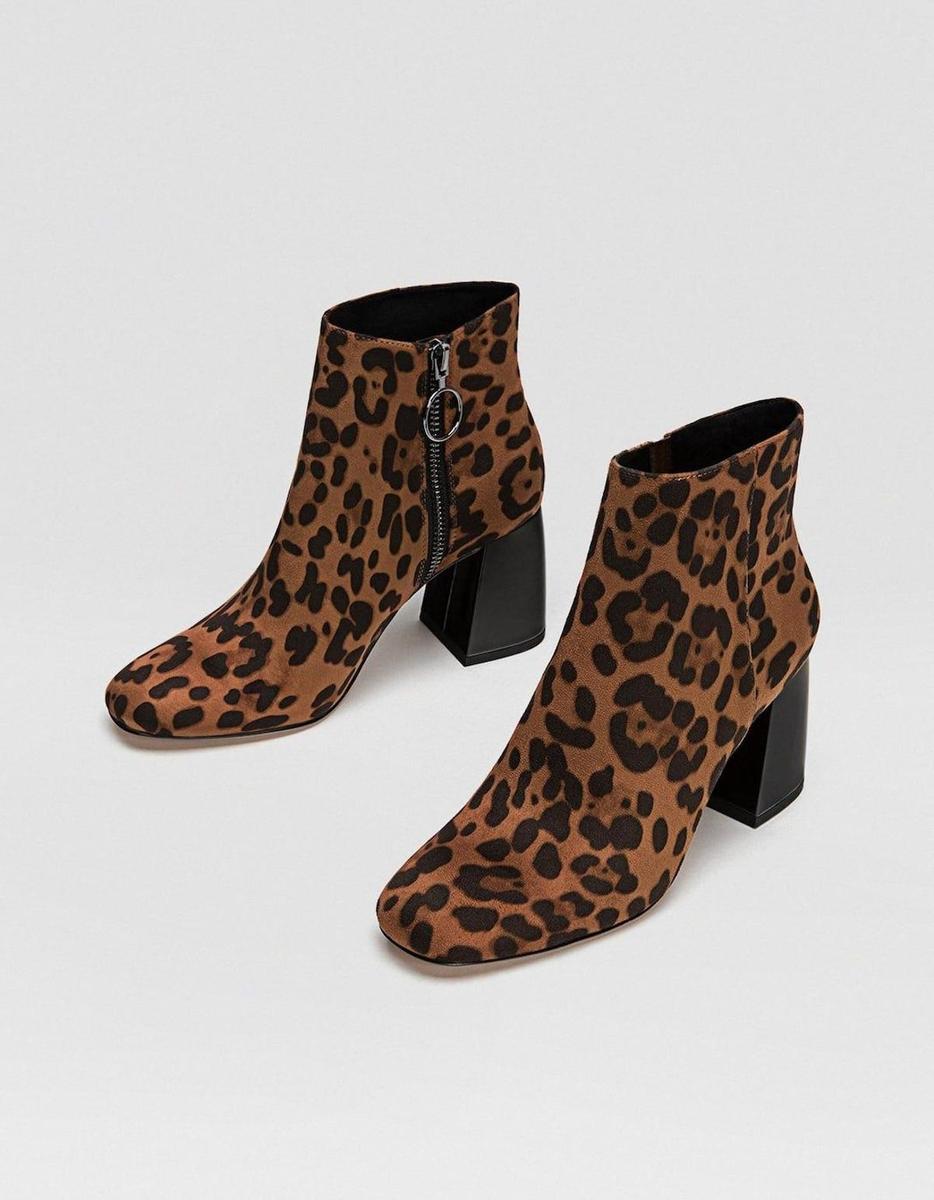 Botines con estampado de leopardo de Stradivarius. (Precio: 25, 99 euros)