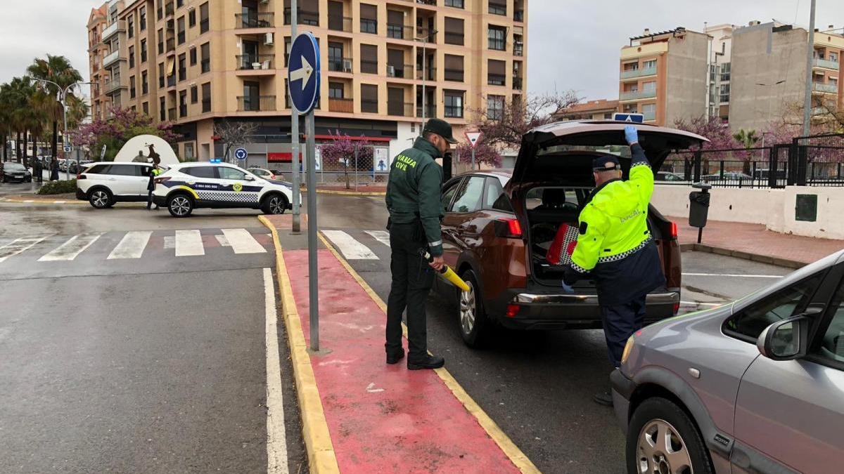 Coronavirus en Castellón: controles policiales y equipos de desinfección inundan las calles en la nueva obligada rutina