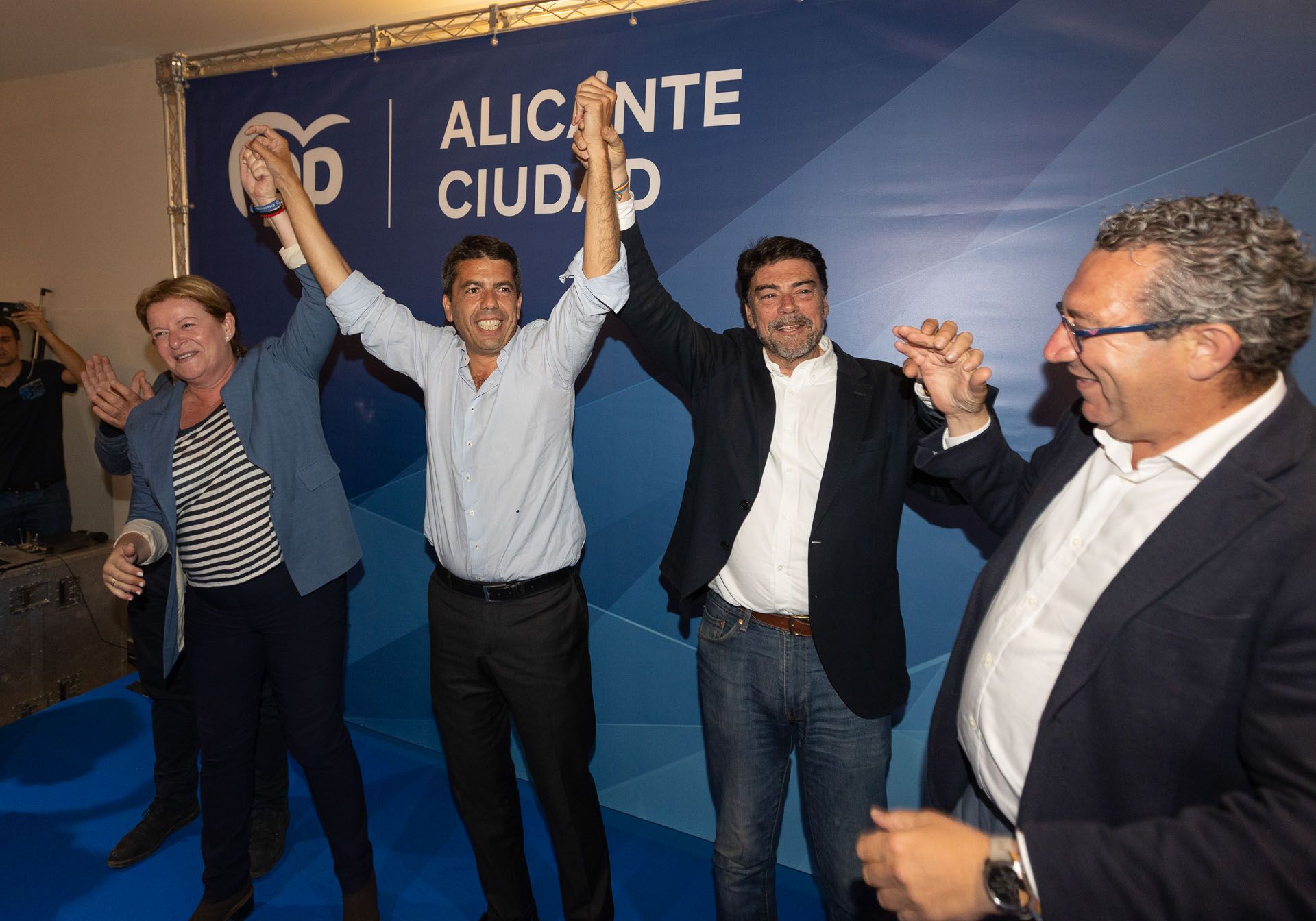 Carlos Mazón celebra su victoria en Alicante