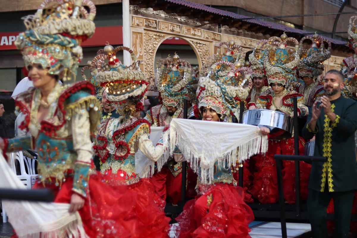 Comparsa Los Colegas en el Gran Desfile 2025.