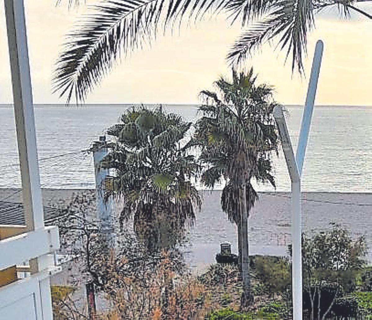 Vecinos denuncien por invasivo el nuevo alumbrado de la playa de s’Arenal.