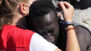 Mor una icona de la crisi migratòria per una abraçada viral