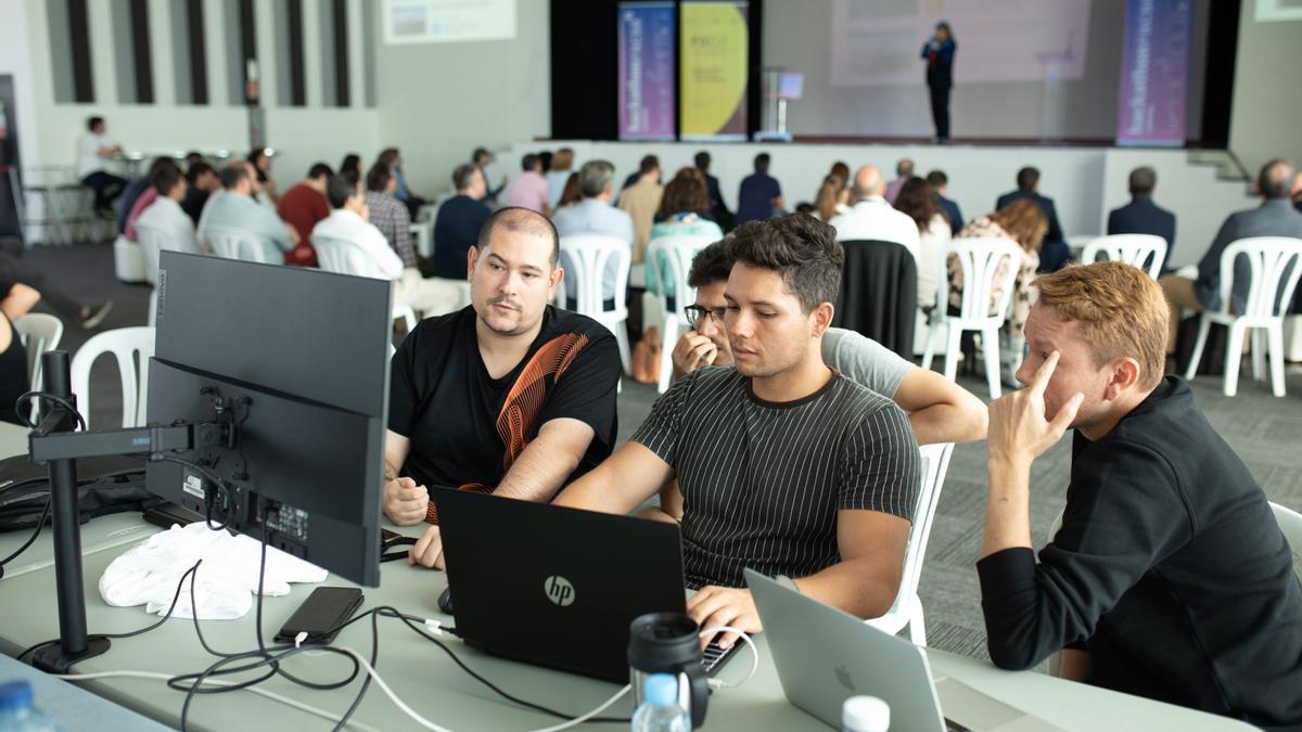 Hackathon Castellón es un encuentro de programadores que afrontan retos tecnológicos durante el evento.