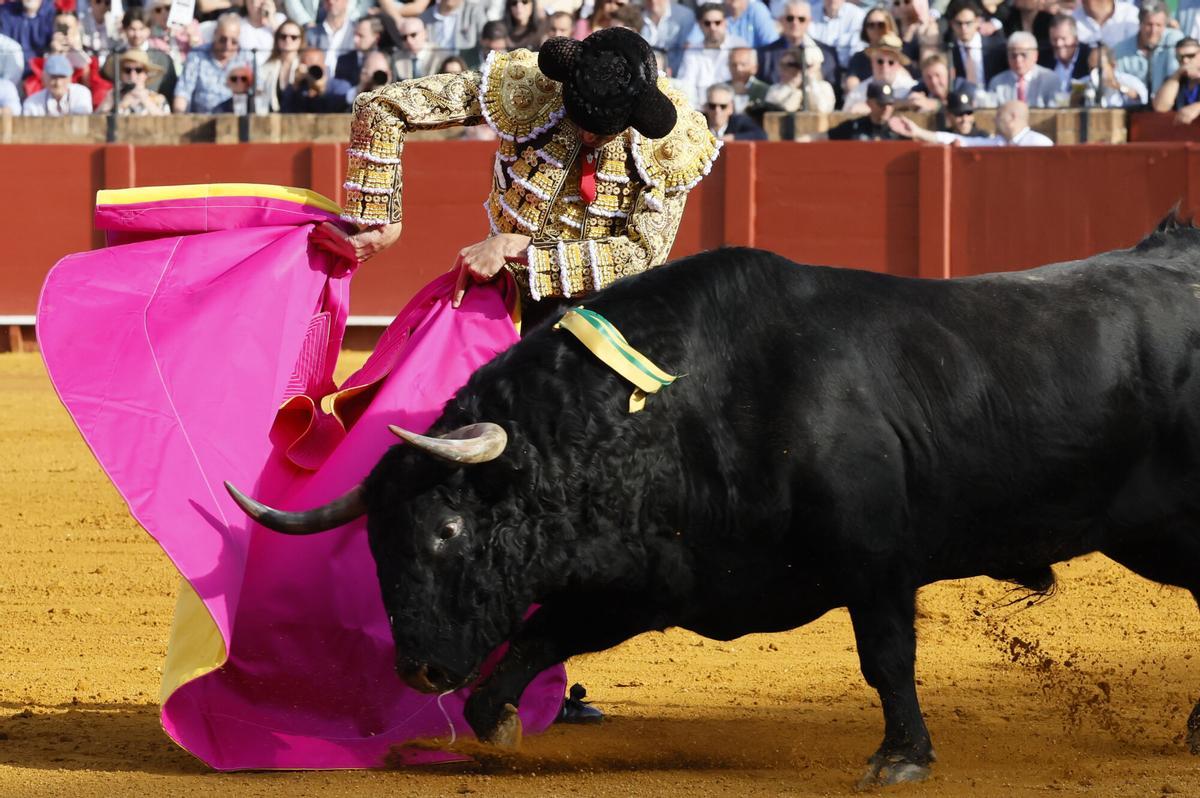 El diestro Emilio de Justo con su primer toro durante la corrida de la Feria de Abril de Sevilla, con reses de la ganadería de El Parralejo, este miércoles en la plaza de la Maestranza.