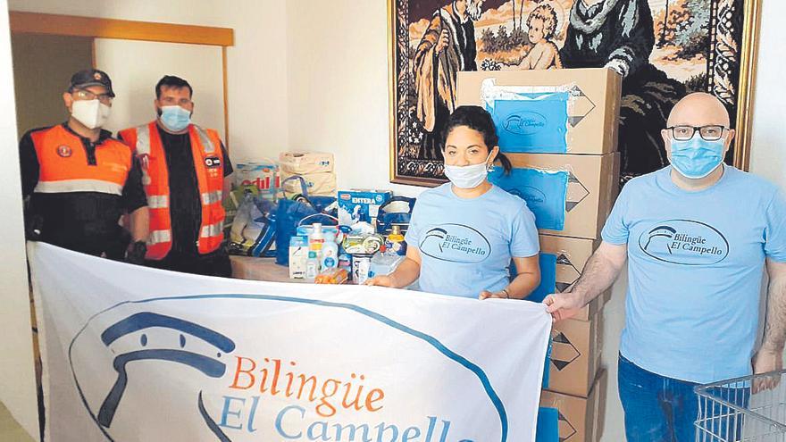 En una de las recogidas de alimentos solidarias.