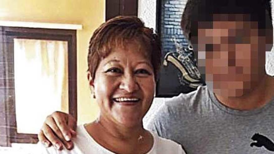 La vÃ­ctima, Gloria Zavala, junto a su hijo, buscado por el crimen.