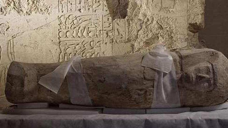 Arqueólogos españoles descubren el sarcófago intacto de un niño que vivió hace 3.500 años