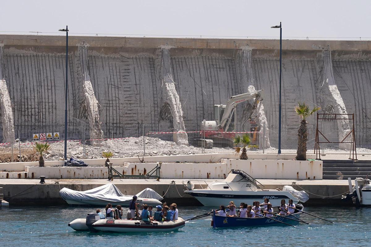 Obras de refuerzo en el Dique de Levante.