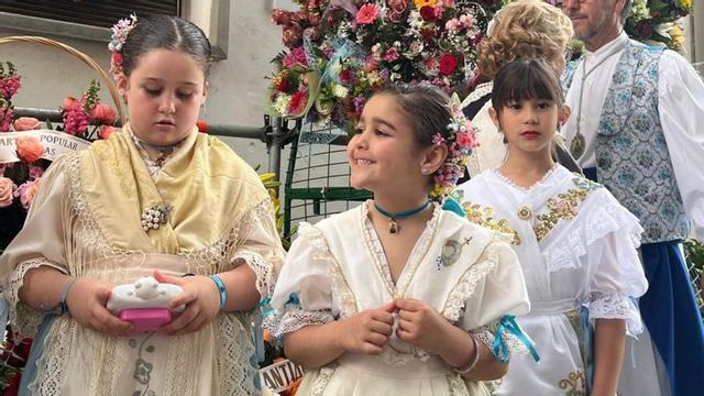 Unas niñas ataviadas con el traje regional, ayer en Águilas.