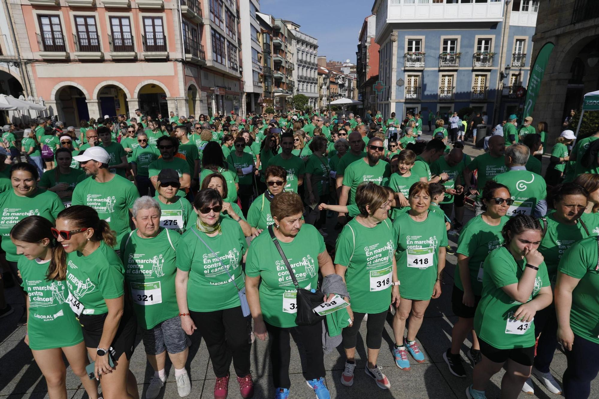 EN IMAGENES: La "marea verde" de la marcha contra el cáncer de Avilés