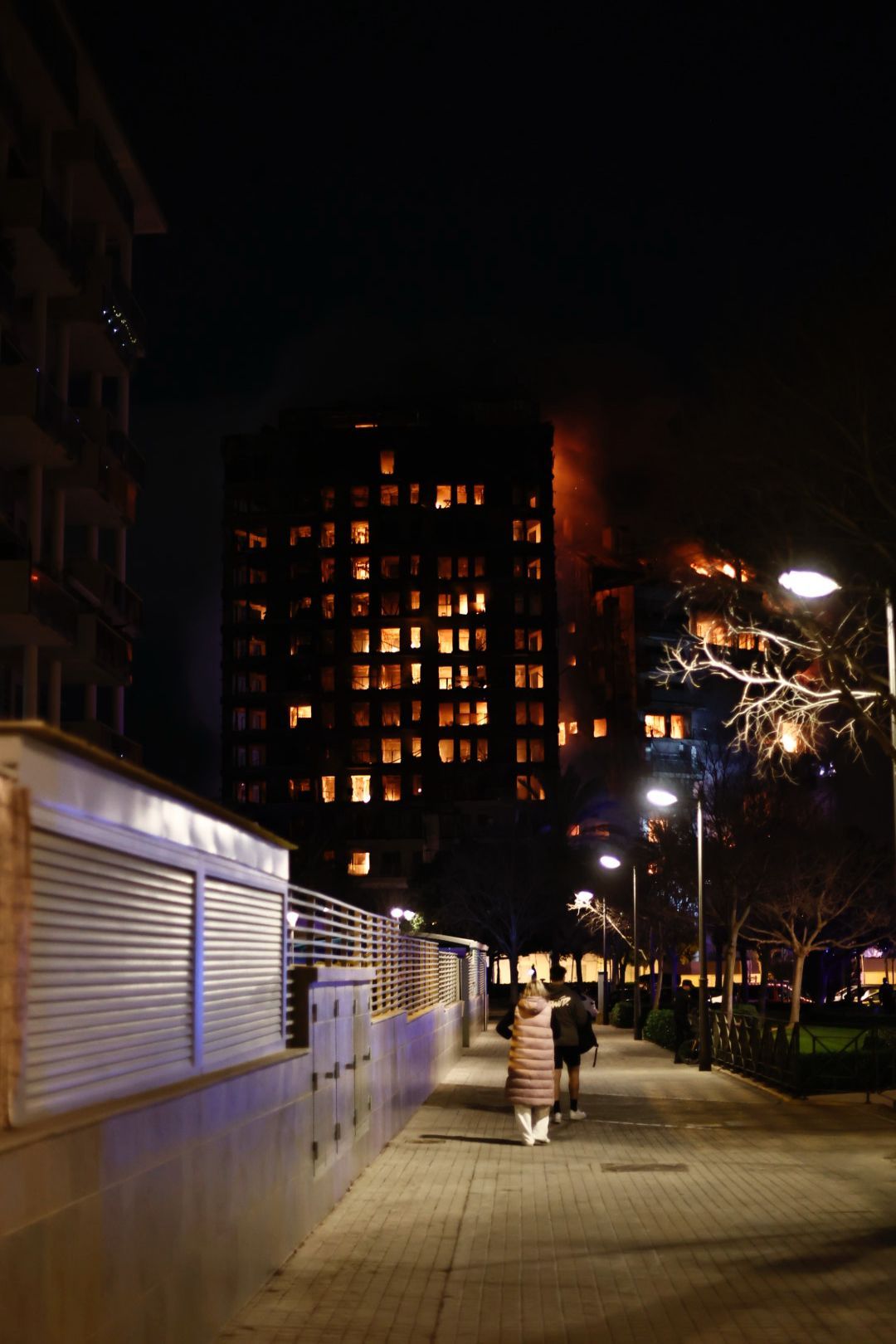 El fuego devora un edificio en la avenida Maestro Rodrigo de València