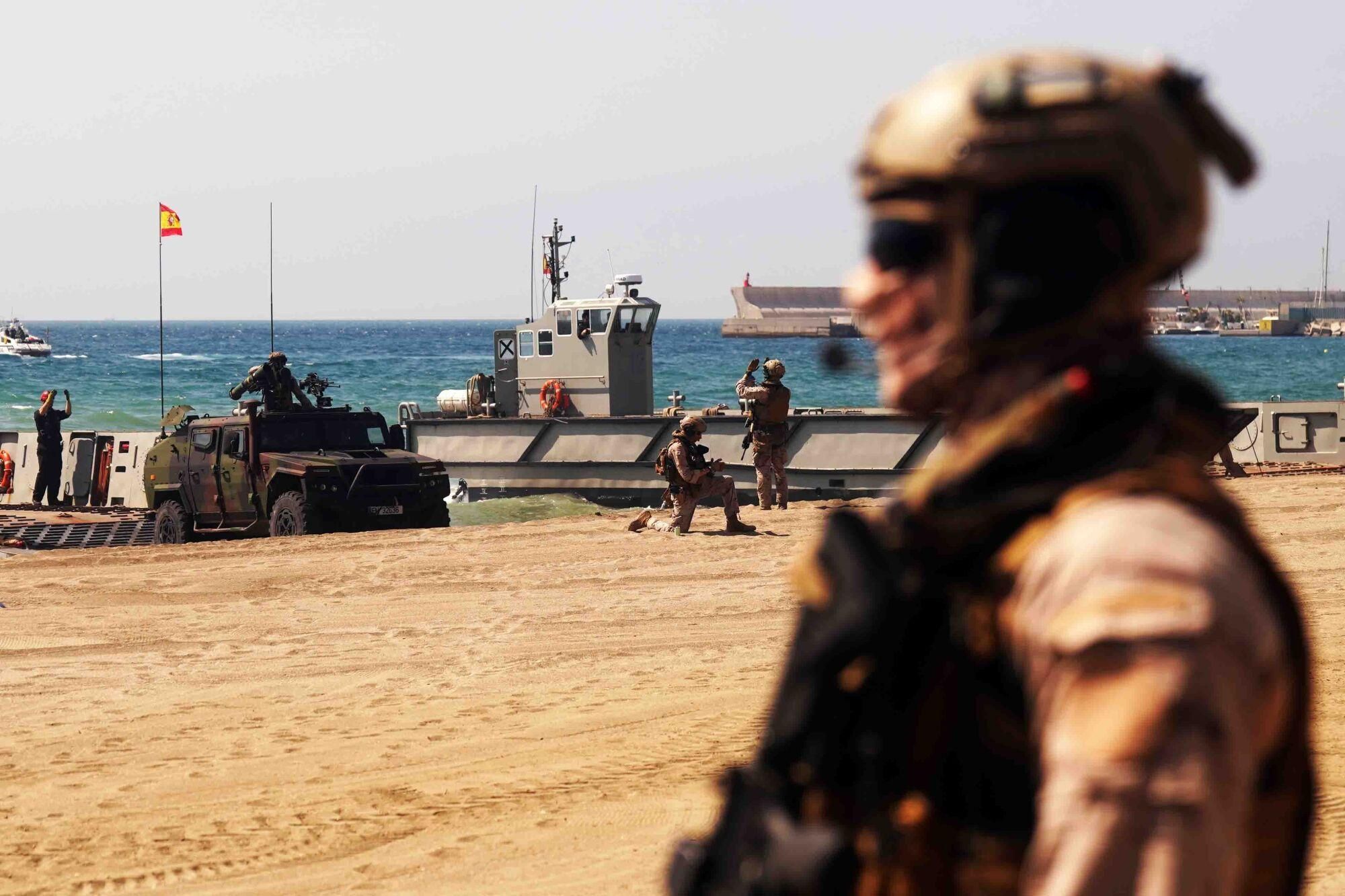 Exhibición dinámica de un desembarco anfibio de La Armada, donde aviones, helicópteros, Infantes de Marina, embarcaciones rápidas y lanchas de desembarco actúan en un escenario simulado de rescate de rehenes
