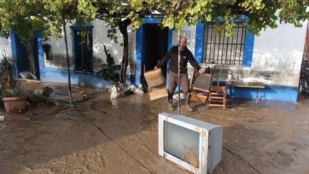 Los vecinos están afanados en labores de limpieza.