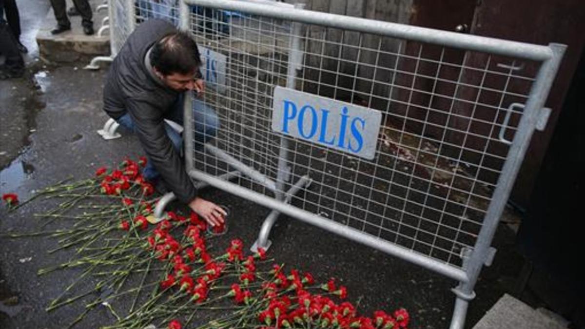 Los ciudadanos de Estambul depositan flores en el lugar del atentado.