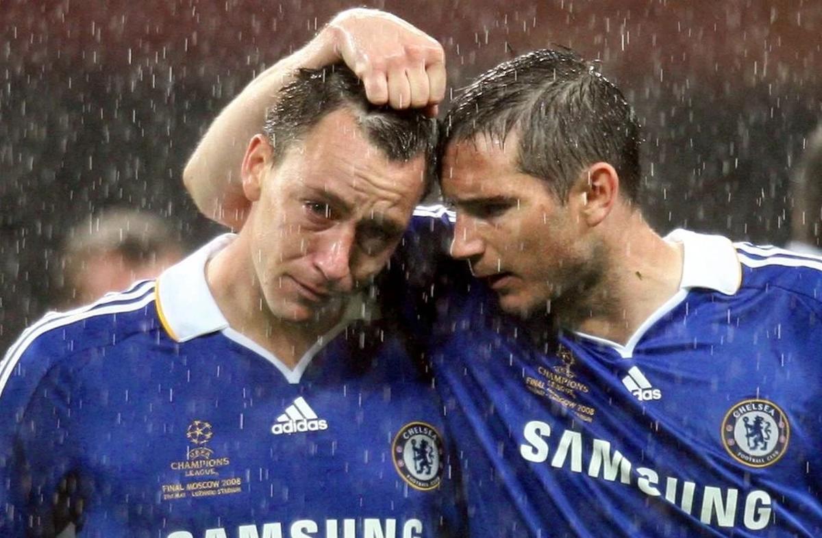 John Terry es consolado por su compañero Frank Lampard tras perder la final de Champions 2008.
