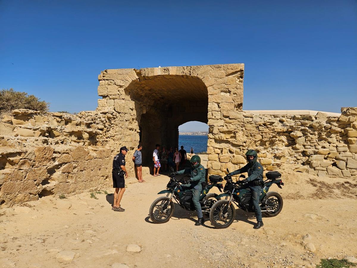 Agentes del Seprona y Policía Local en Tabarca.