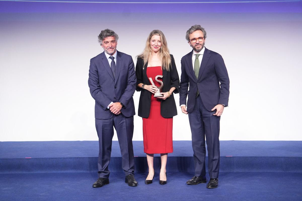 De izquierda a derecha, Alfredo Estirado, CEO de TCR; Silvia Gamo, directora general de la Fundación Círculo en Tecnologías para la Defensa y la Seguridad, y Aitor Moll, consejero delegado de Prensa Ibérica.