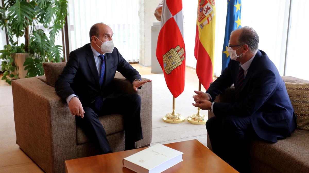 El presidente de las Cortes de Castilla y León, Luis Fuentes, recibe el Informe Anual 2020 del Procurador del Común, Tomás Quintana.