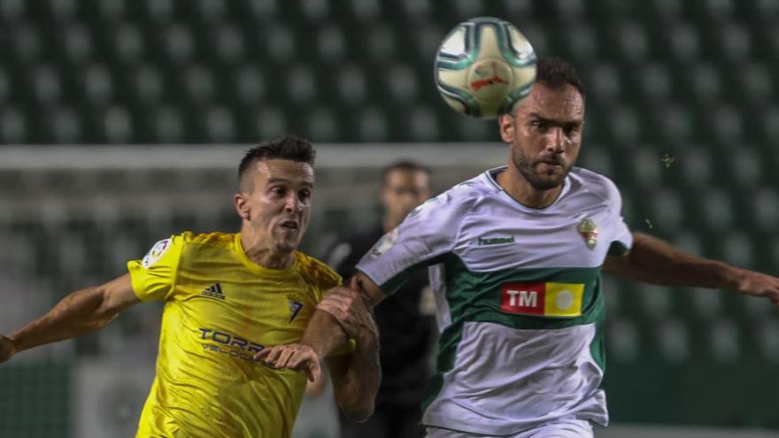 El central del Elche Gonzalo  Verdú disputa un balón este martes con el extremo del Cádiz Salvi.