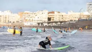 Cuatro jóvenes con síndrome de Down firman su primer contrato en prácticas como instructores de surf