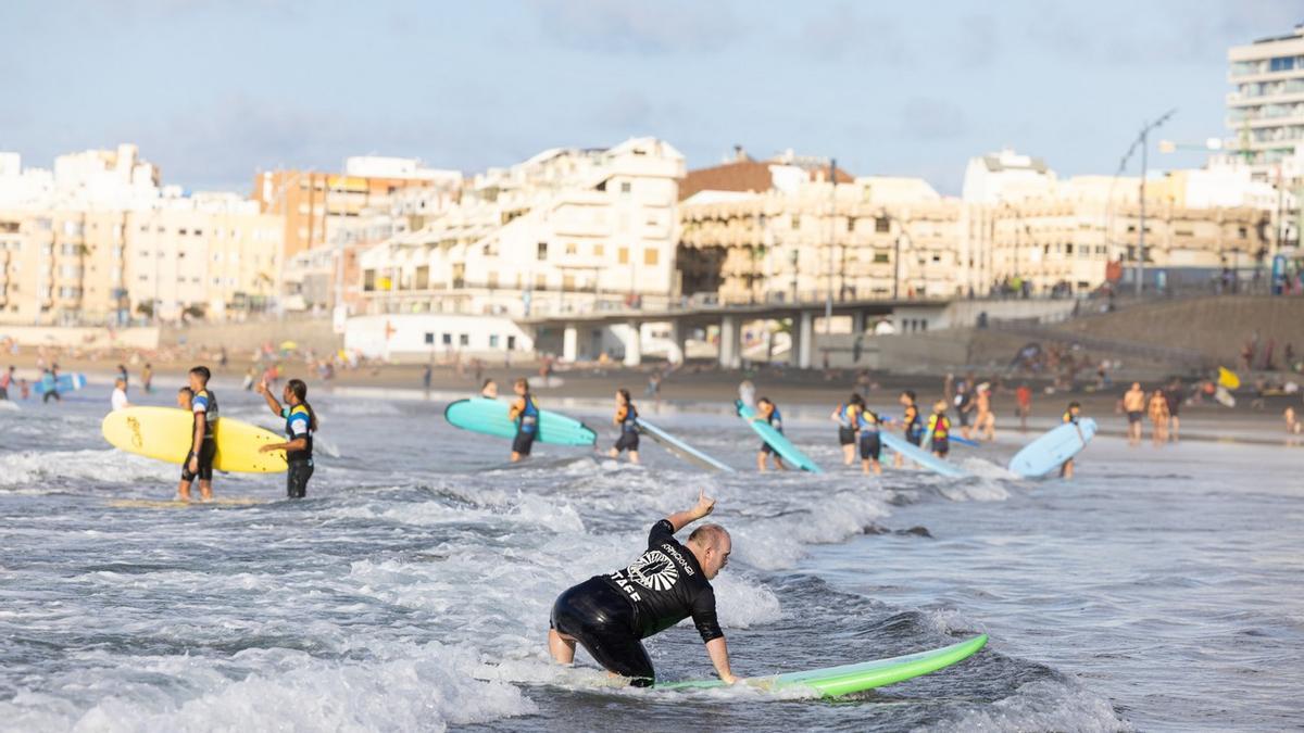 Cuatro jóvenes con síndrome de Down firman su primer contrato en prácticas como instructores de surf.