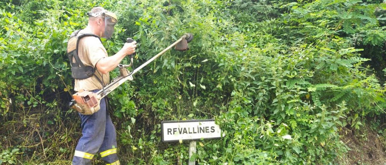 A la izquierda, un vecino desbrozando en los accesos al pueblo. A la derecha, otro vecino limpiando la zona donde localiza el espejo vial que facilita el tránsito.