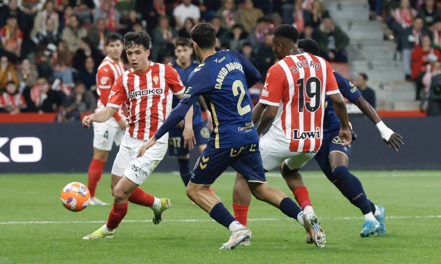 EN IMÁGENES: El Sporting - Tenerife disputado en El Molinón