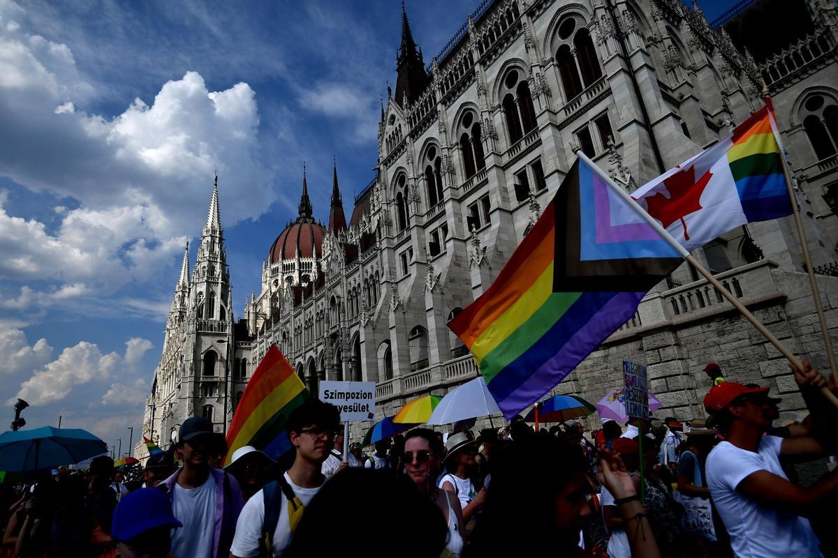 Miembros de la comunidad LGTBI protestan por las calles de Budapest, en una imagen tomada en julio de 2022