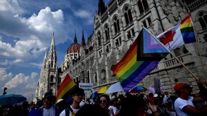 Miembros de la comunidad LGTBI protestan por las calles de Budapest, en una imagen tomada en julio de 2022