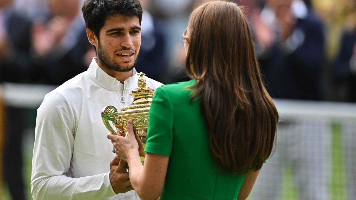 Alcaraz, recibiendo el trofeo de Wimbledon