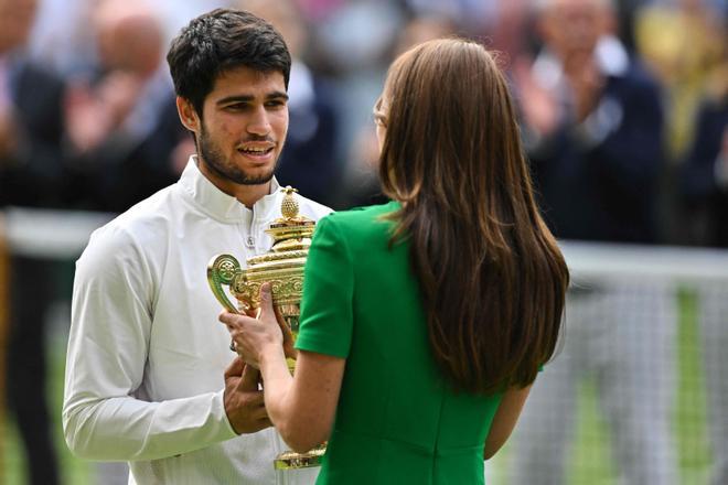 Alcaraz, recibiendo el trofeo de Wimbledon