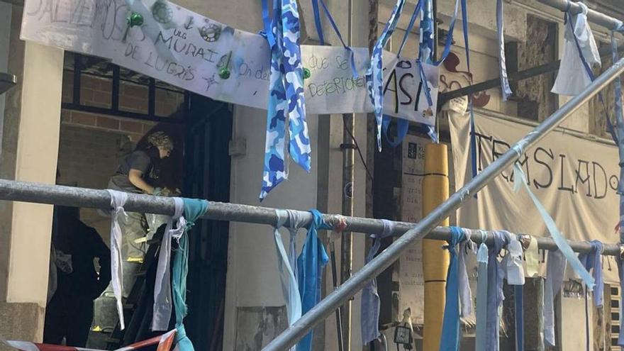 Técnicos de la Xunta analizan los murales de Lugrís, en la calle Olmos