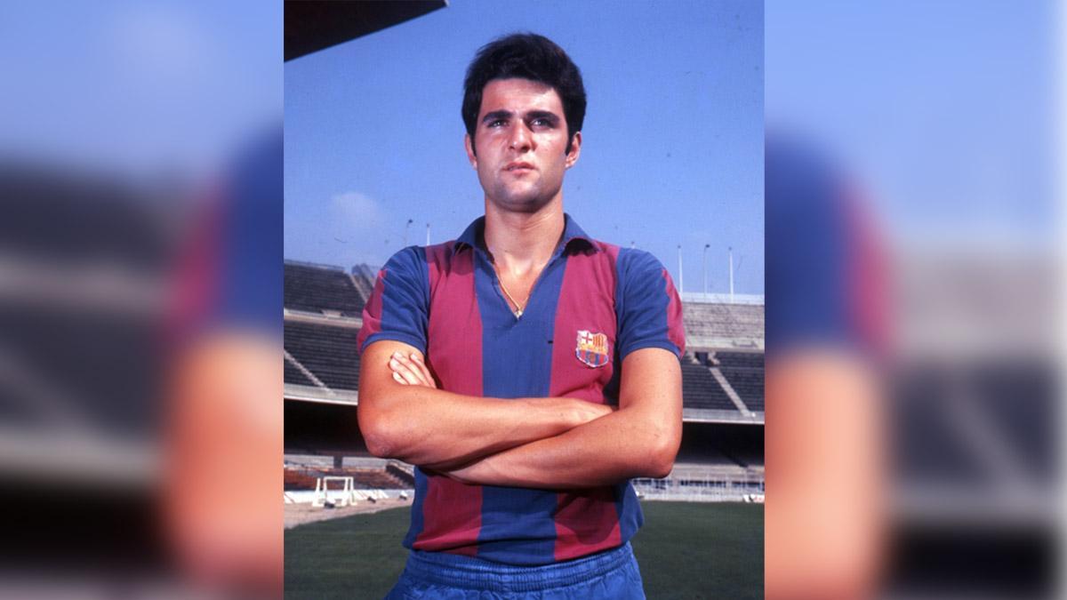 Pau García Castany posando con la camiseta del FC Barcelona en el Camp Nou