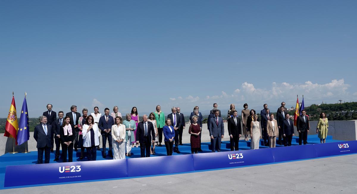 Foto de familia del Gobierno, Ursula von der Leyen y los comisarios europeos.
